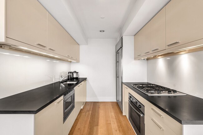 Building Photo - 350 W 42nd St
