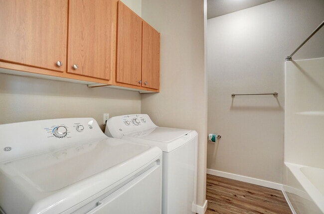 Building Photo - Legacy Oaks Apartments
