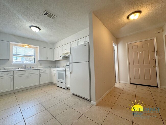 Building Photo - End-Unit 2 Bedroom Townhouse in Fort Walto...