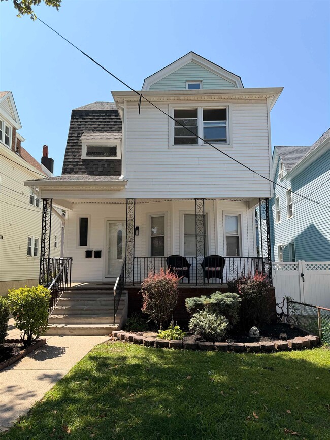 Building Photo - 22 E 39th St