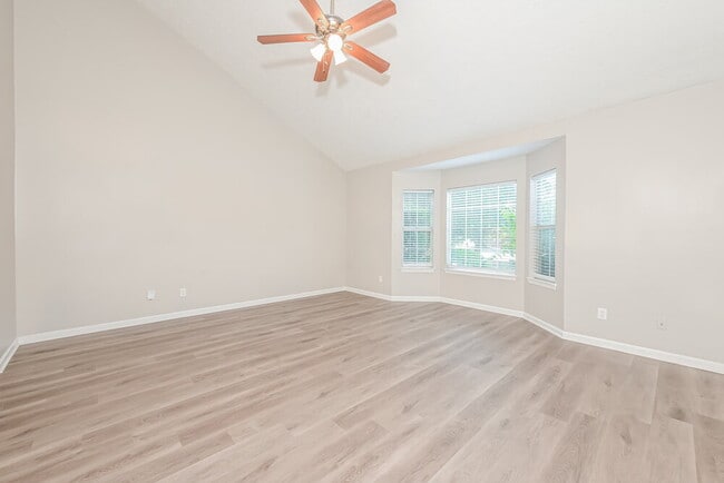 Building Photo - 237 Fox Run