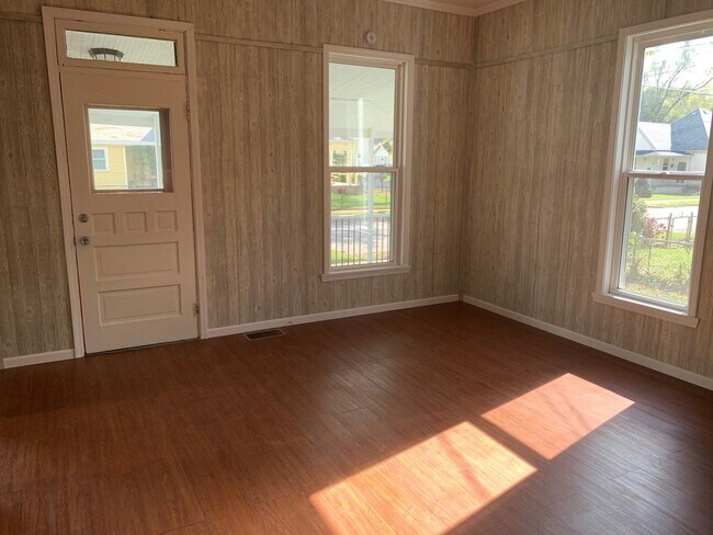Building Photo - 2 Bed/1 Bath home near Downtown Springfield
