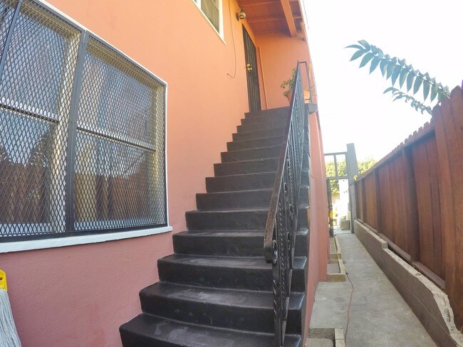 Unit 6618 (1 bed) upstairs - 6614 Bancroft Ave