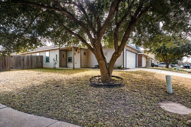 Foto del edificio - 3 Bedroom, 2 Bath, Corner Lot Home Near Te...