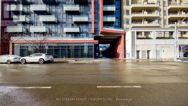 Photo du bâtiment - 560-560 Front St W