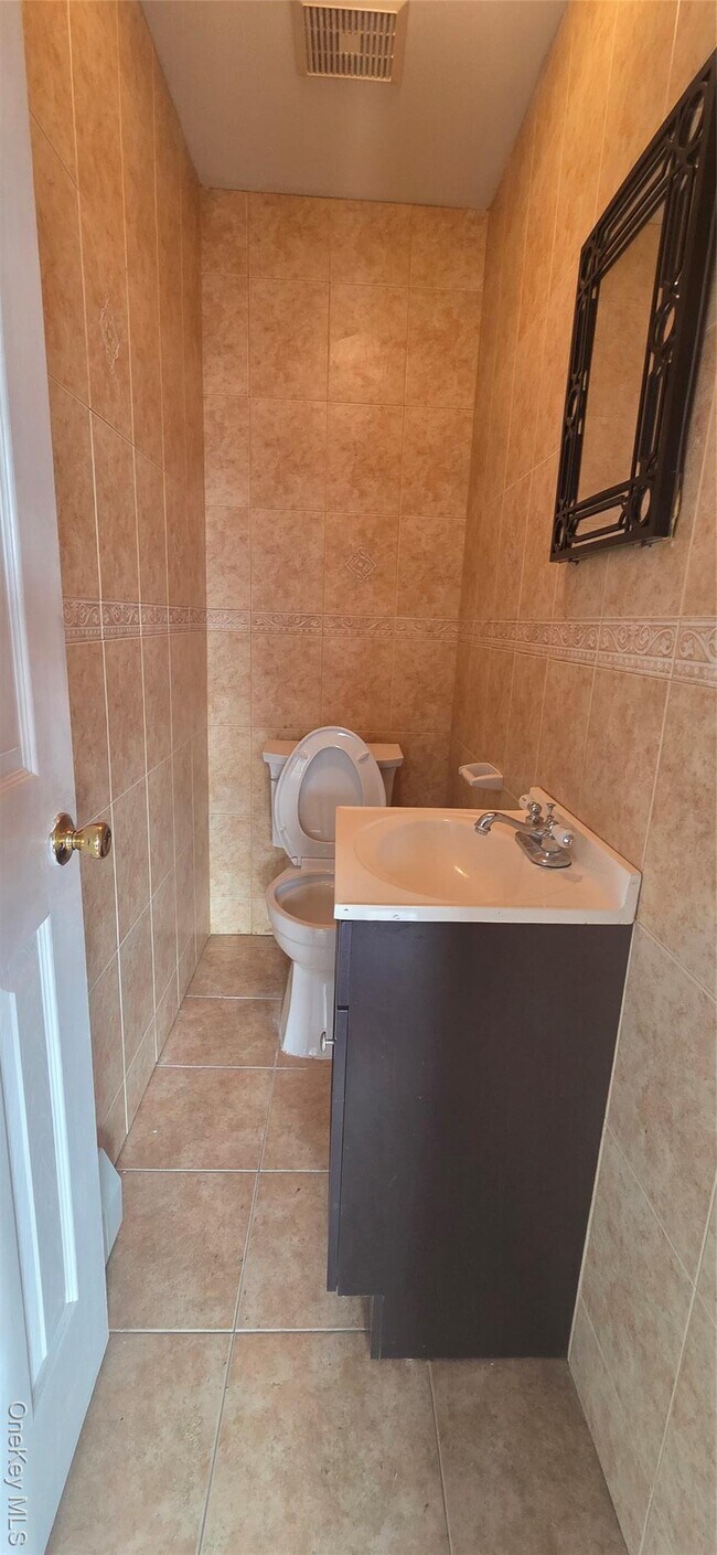 Building Photo - 1561 E 94th St