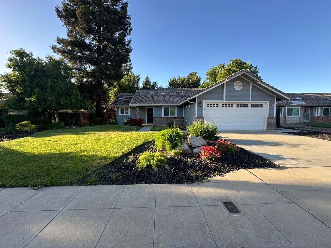 Foto principal - 2371 Sample Ave