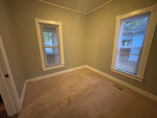 Building Photo - PRE-LEASING TO APPROVED APPLICANTS!Nice 2 ...