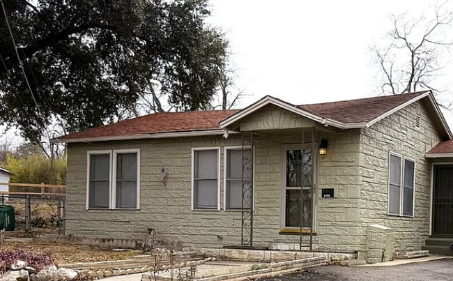 Building Photo - 604 W Hollywood Ave