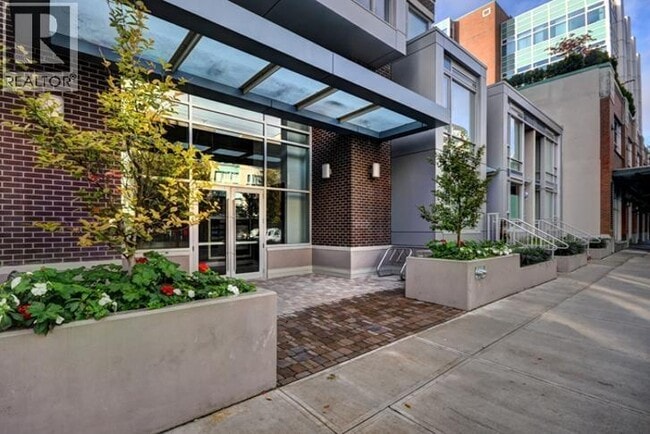 Building Photo - 538 W 7th Ave