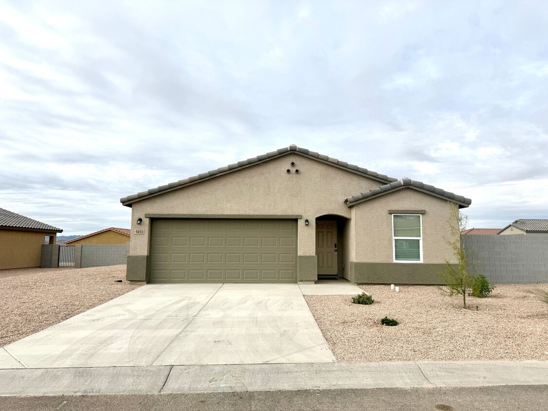 Foto principal - Beautiful 2024 Built 3 Bedroom Home on Cor...