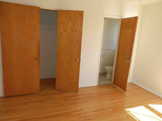 Dormitorio pequeño, baño grande, armario grande. - 108 N Hayworth Ave