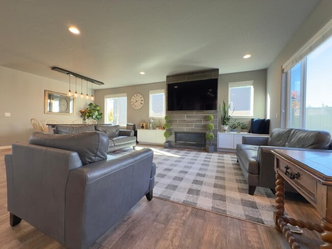 Building Photo - 1816 S Ridgetop Dr