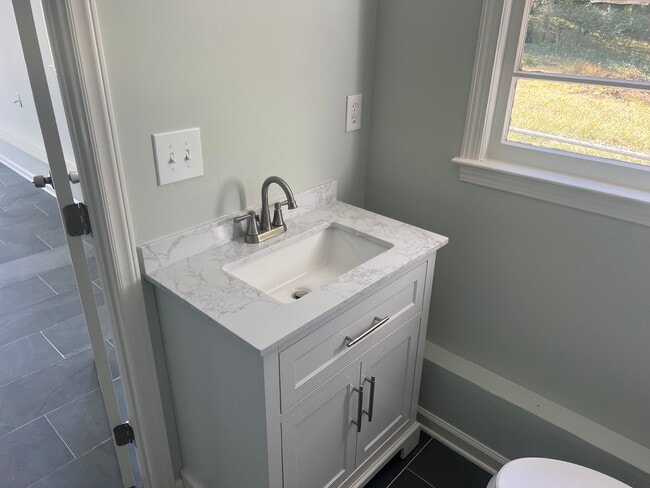 Building Photo - 12a Amherst Ave