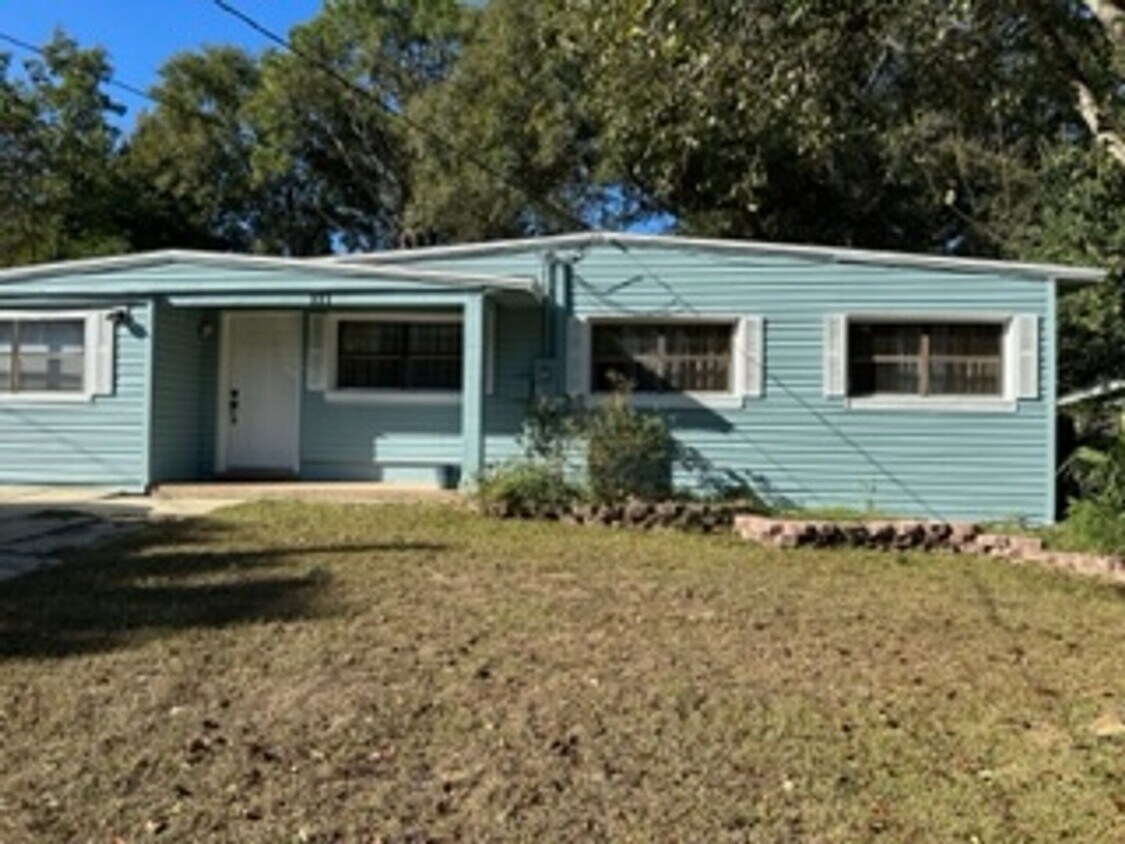 Foto principal - 4 Bedroom 2 Bath Home 2,272sqft