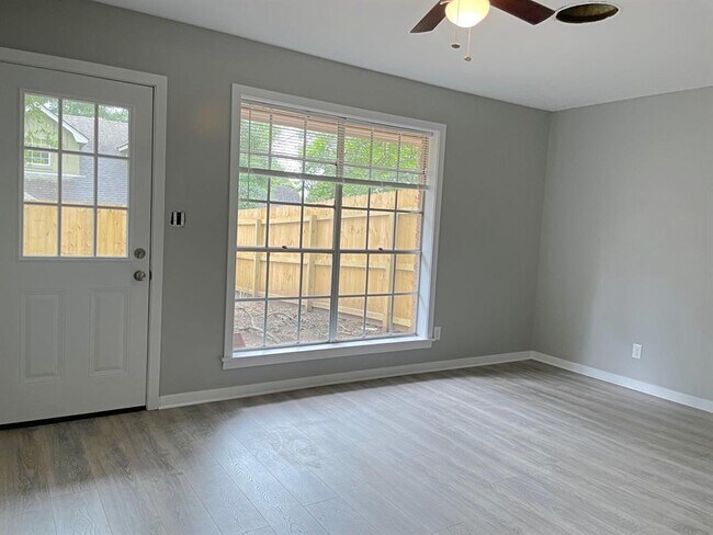 Foto del edificio - 402 Giddings Ln