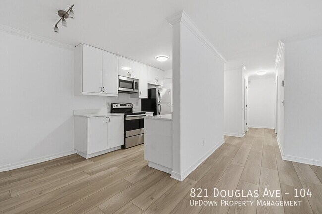 Building Photo - 821 Douglas Ave