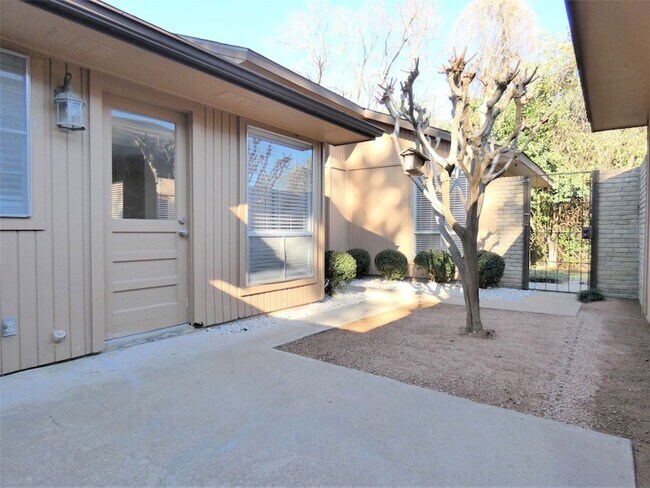 Building Photo - 604 Golfview Dr