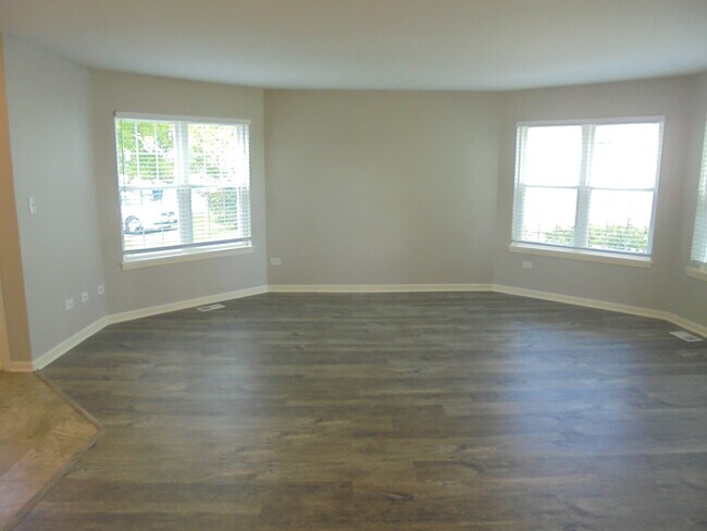 Building Photo - 1122 St Andrews Ct