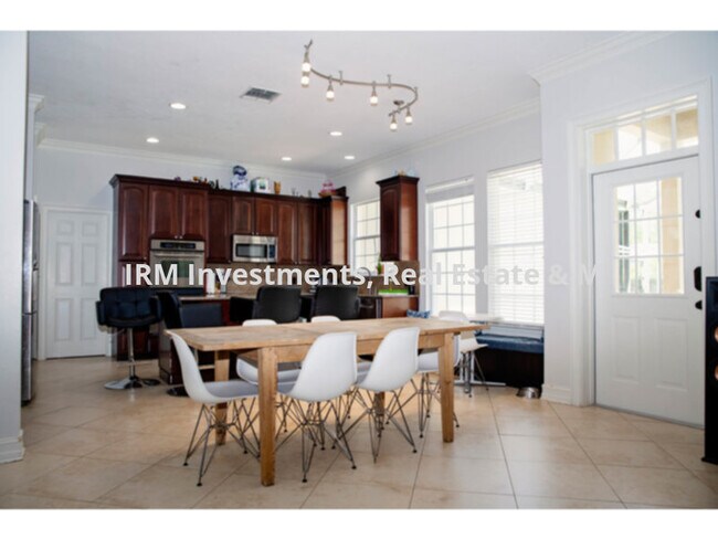 Building Photo - 4 bedroom house with pool excellent location!!