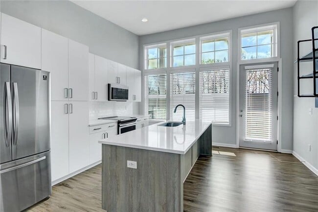 Building Photo - 900 Brees Ct