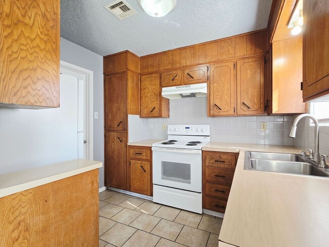 Building Photo - HOME FOR THE HOLIDAYS SPECIAL & SECTION 8 / HUD ACCEPTED - AVAILABLE NOW!