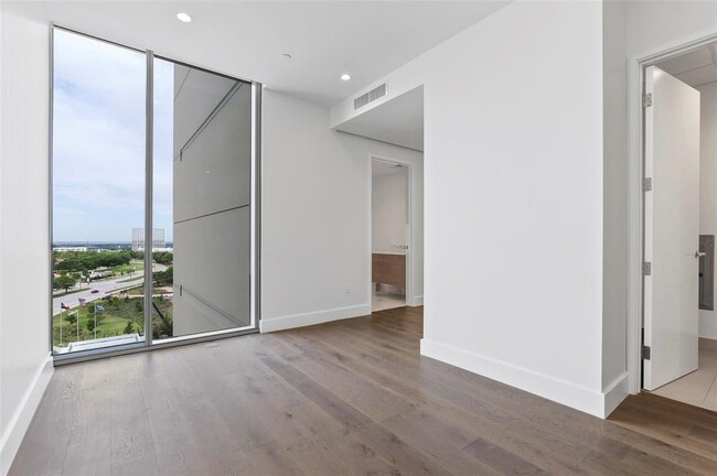 Foto del edificio - 7901 Windrose Ave