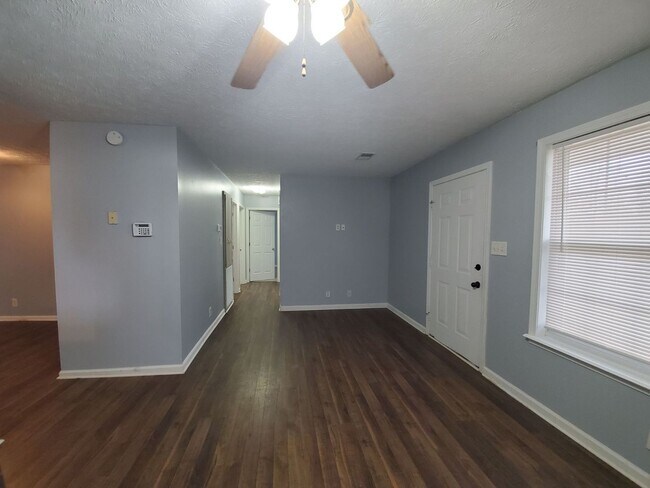 Foto del edificio - $1250 - 3 Bedroom 1 Bath Home offering Sunroom!