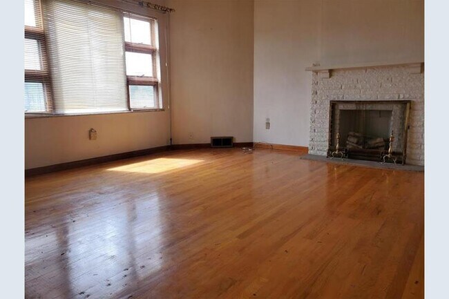 Building Photo - 114 Maple Ave