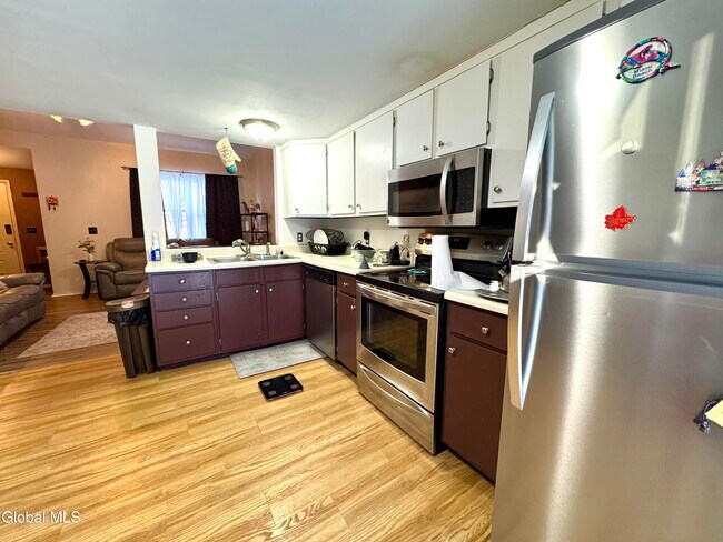 Foto del edificio - 48 Wake Robin Rd