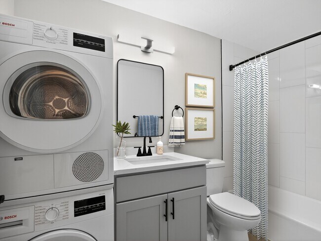 Mejora tu estilo de vida en Eagle Rock Apartments en West Hartford. Este elegante baño cuenta con comodidades modernas, como lavadora y secadora en la unidad y acabados sofisticados para tu máxima comodidad. ¡No te lo pierdas! ¡Agenda tu visita hoy mismo! - Eagle Rock Apartments at West Hartford