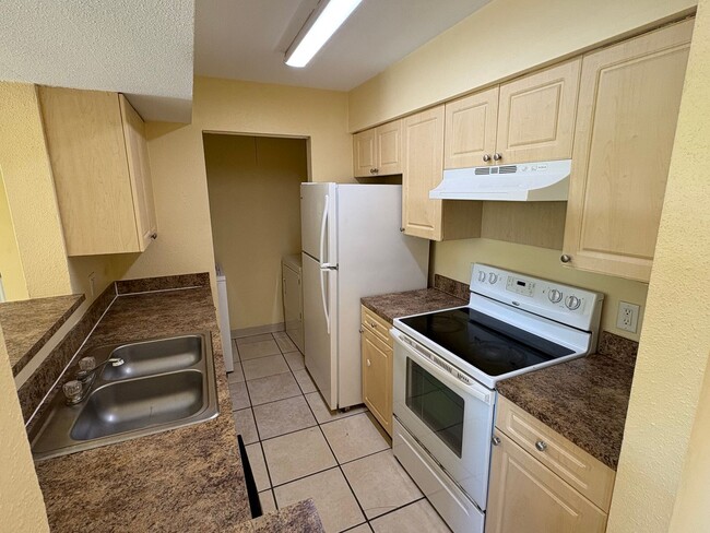 Building Photo - 2905 Winkler Ave
