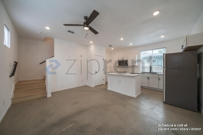 Building Photo - 1005 Essex St