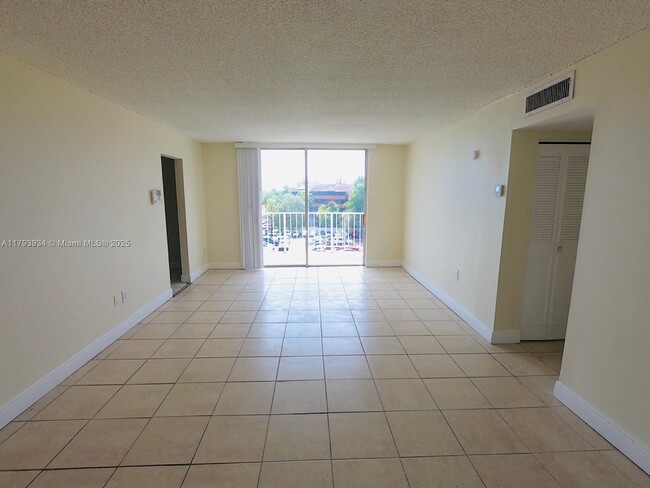 Foto del edificio - 488 NW 165th St