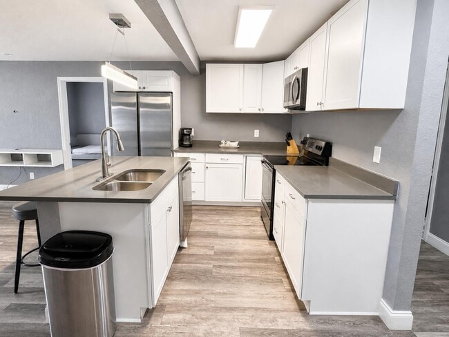 Building Photo - 8702 El Portal Dr