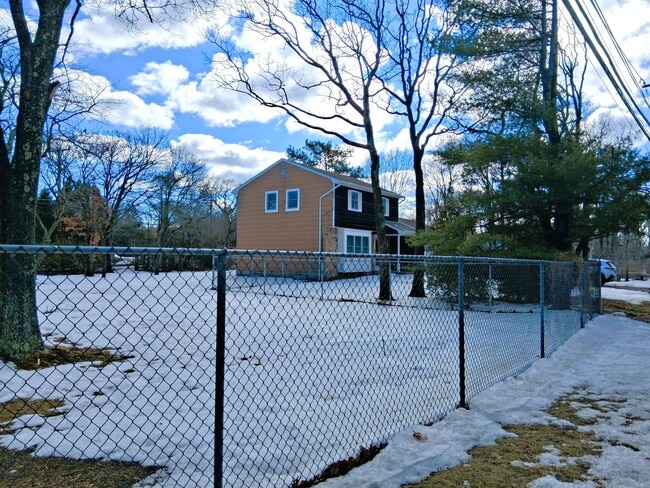 Photo - 34 Old East Neck Rd House