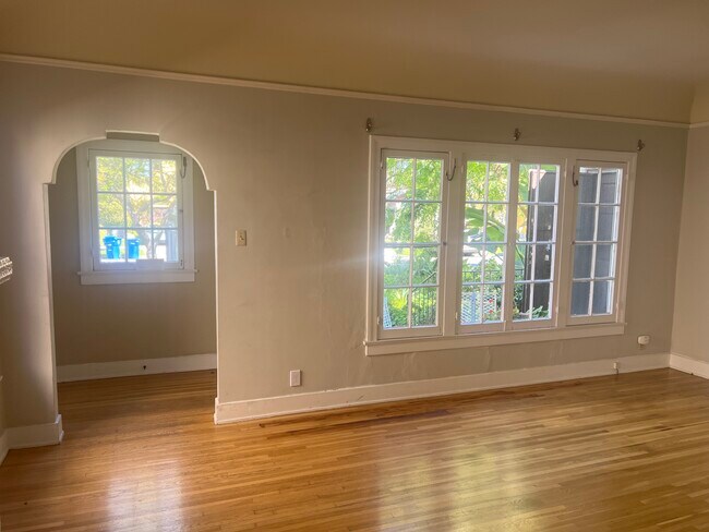 Building Photo - 1307 S Stanley Ave