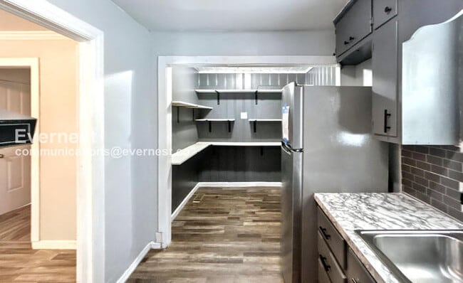 Foto del edificio - 913 Meadowbrook Dr