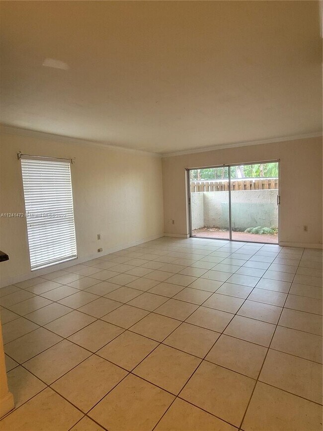 Foto del edificio - 6900 N Kendall Dr