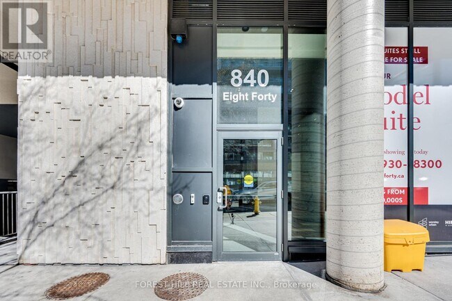 Photo du bâtiment - 840 St Clair Ave W