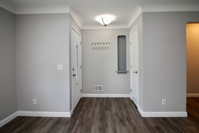 Foto del edificio - Three Bedroom House in Maumee ~ Available ...