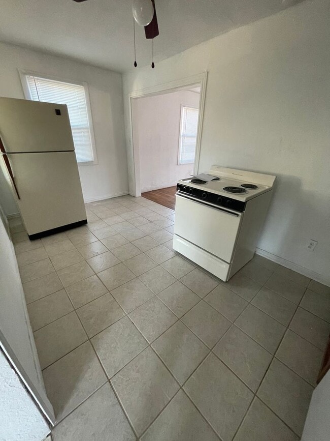 Building Photo - Spacious 2 Bed Home with a Basement! HUD OK!