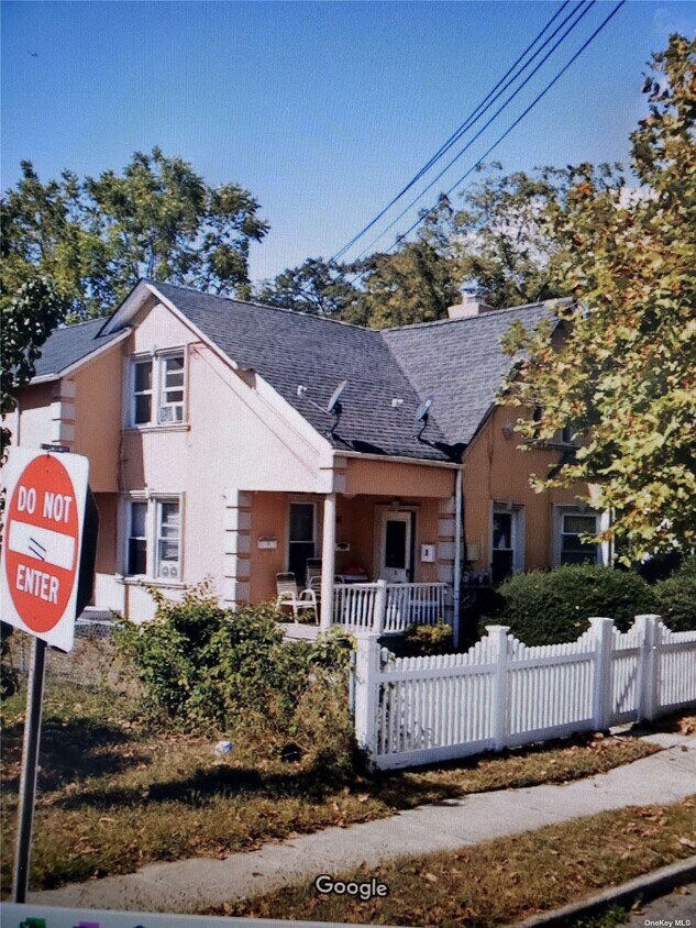 Primary Photo - 16 2nd Ave