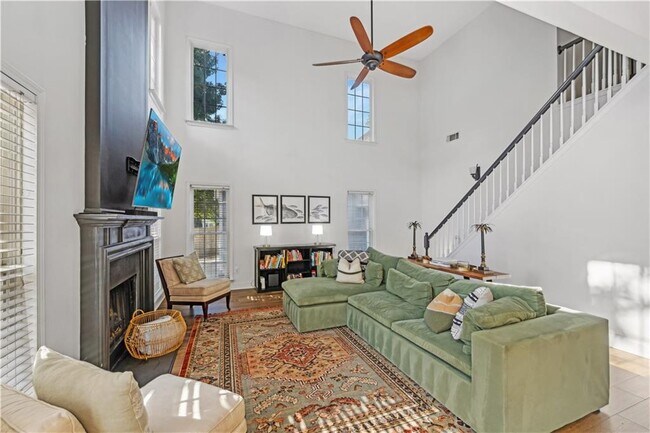 Foto del edificio - 347 Ivy Glen Cir