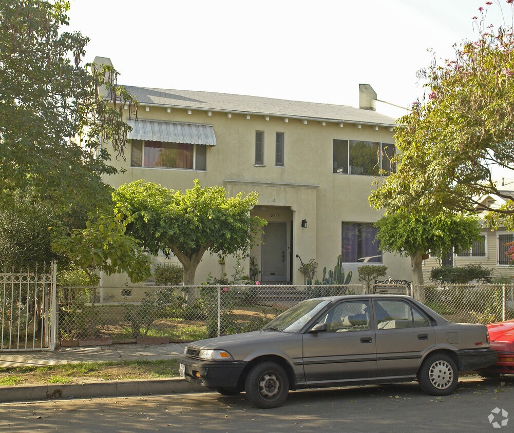Building Photo - 1249 N Beachwood Dr