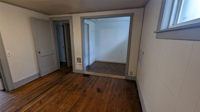 Building Photo - 105 Sergeant St