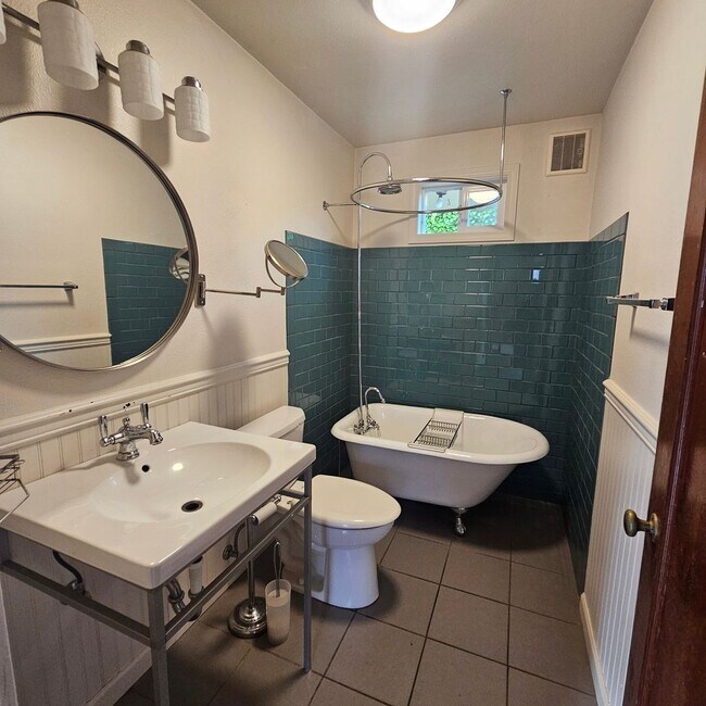 Foto del edificio - Updated 3-Bedroom Home with Large Deck & Storage