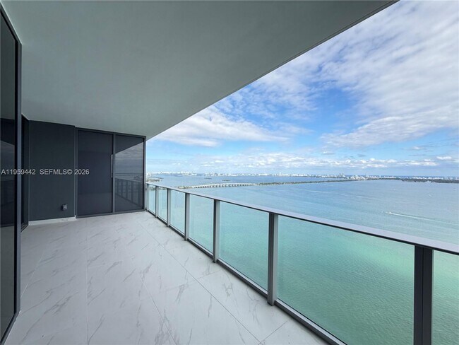 Foto del edificio - 700 NE 24th St