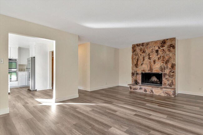Building Photo - Charming Condo-Washer and Dryer in unit +P...
