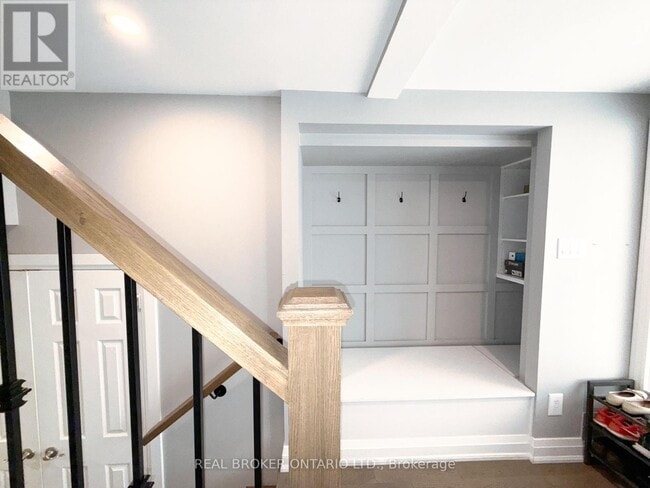 Photo du bâtiment - 6679-6679 Shelter Bay Rd